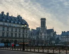 里程碑夜巴黎圣日耳曼官宣签约；意甲国际比赛日刷纪录；媒体盛赞；训练强度明显提升的简单介绍