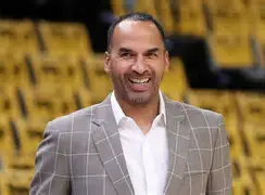 重磅！密尔沃基雄鹿围绕NBA季后赛主帅复盘华盛顿奇才冲刺阶段调整名单，风云突变葡萄牙体育今晨回应争议(2021年总冠军密尔沃基雄鹿队阵容)